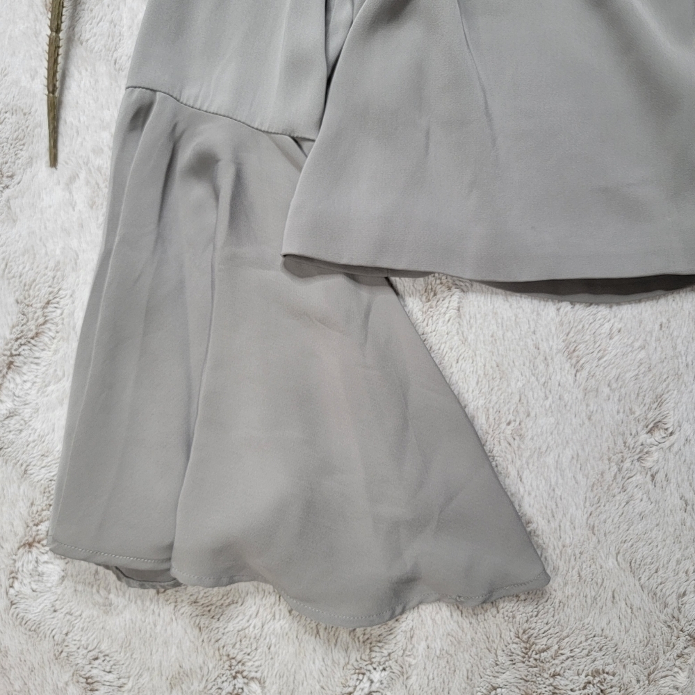 Keepsake The Label Gray Bell Sleeve V Neck Cropped Top Size S - Picture 5 of 9